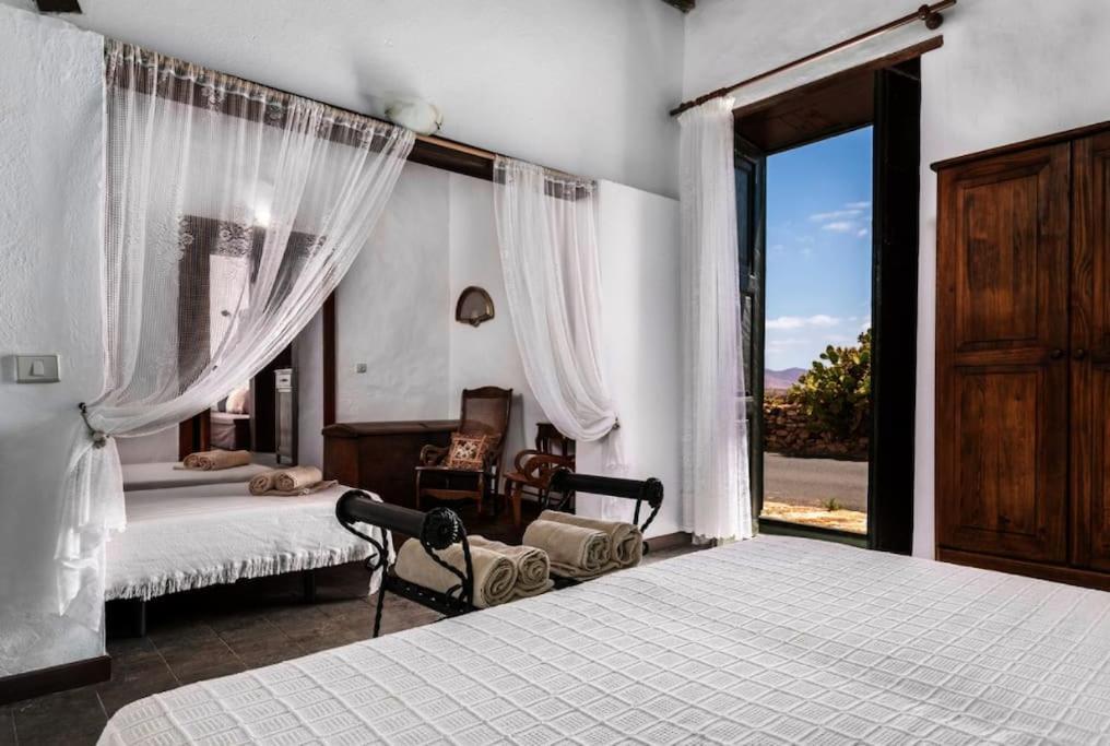 Histórica Con Molino De Viento Villa