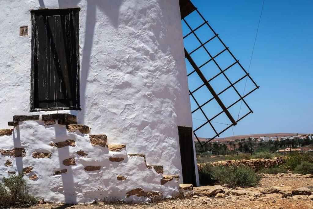Histórica Con Molino De Viento Villa *