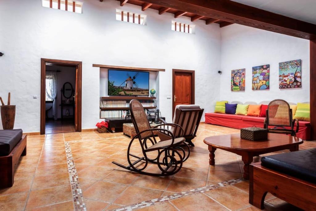 Histórica Con Molino De Viento Villa *