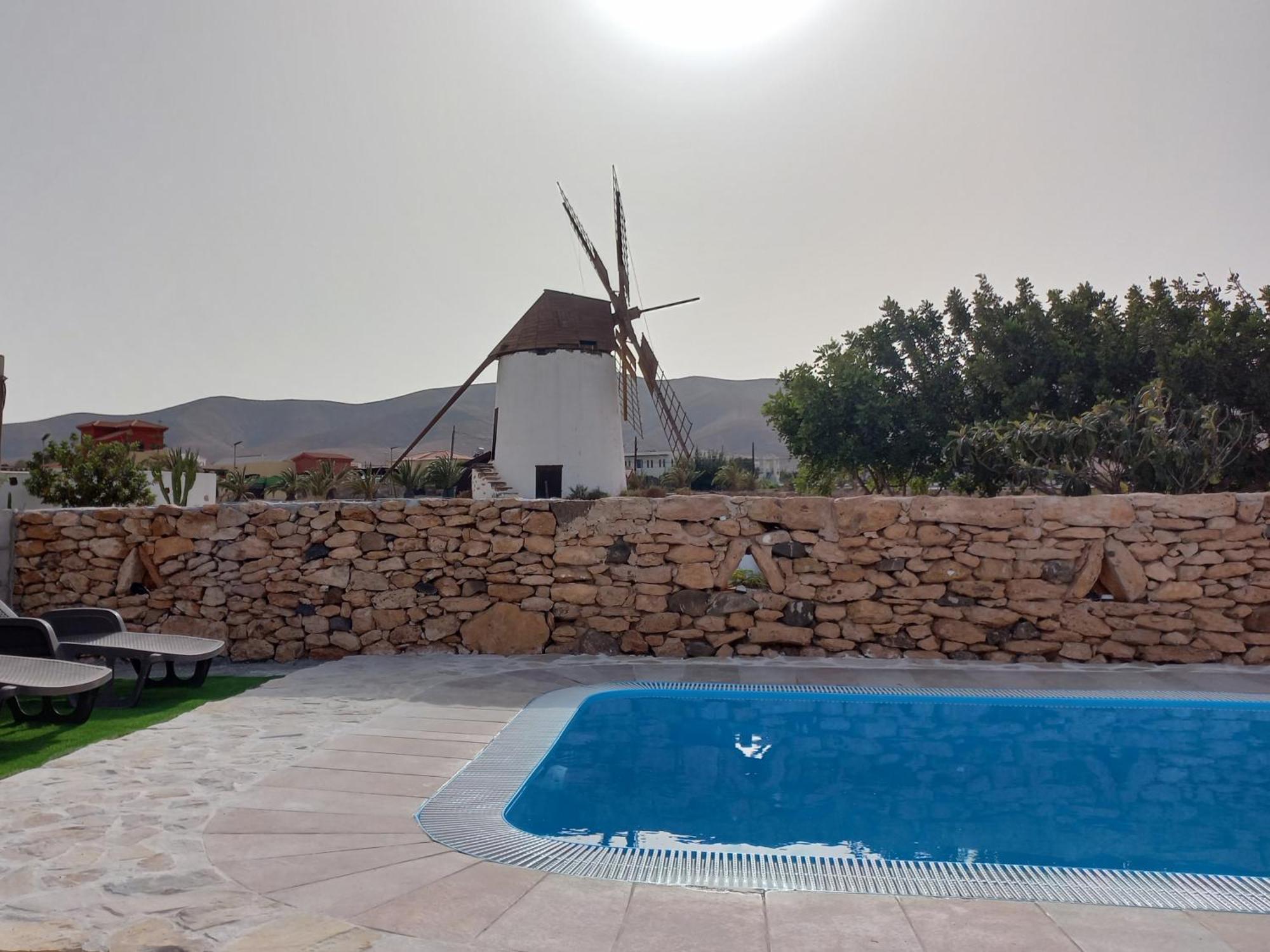 Histórica Con Molino De Viento