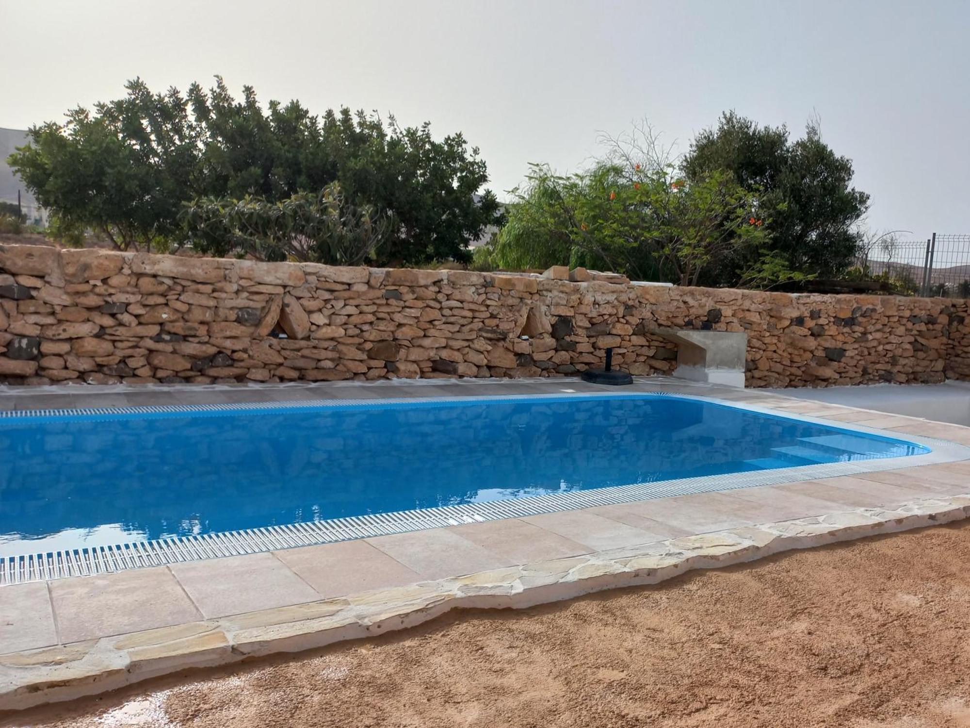 Villa Histórica Con Molino De Viento Antigua (Fuerteventura)